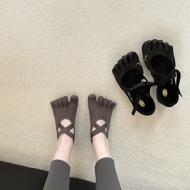 Pilates Yoga And Barre - 女性用クロスストラップ5本指ヨガソックス滑り止めシリコングリップ付き通気性ピラティスバレフィットネスソックス（ホームスタジオ用）